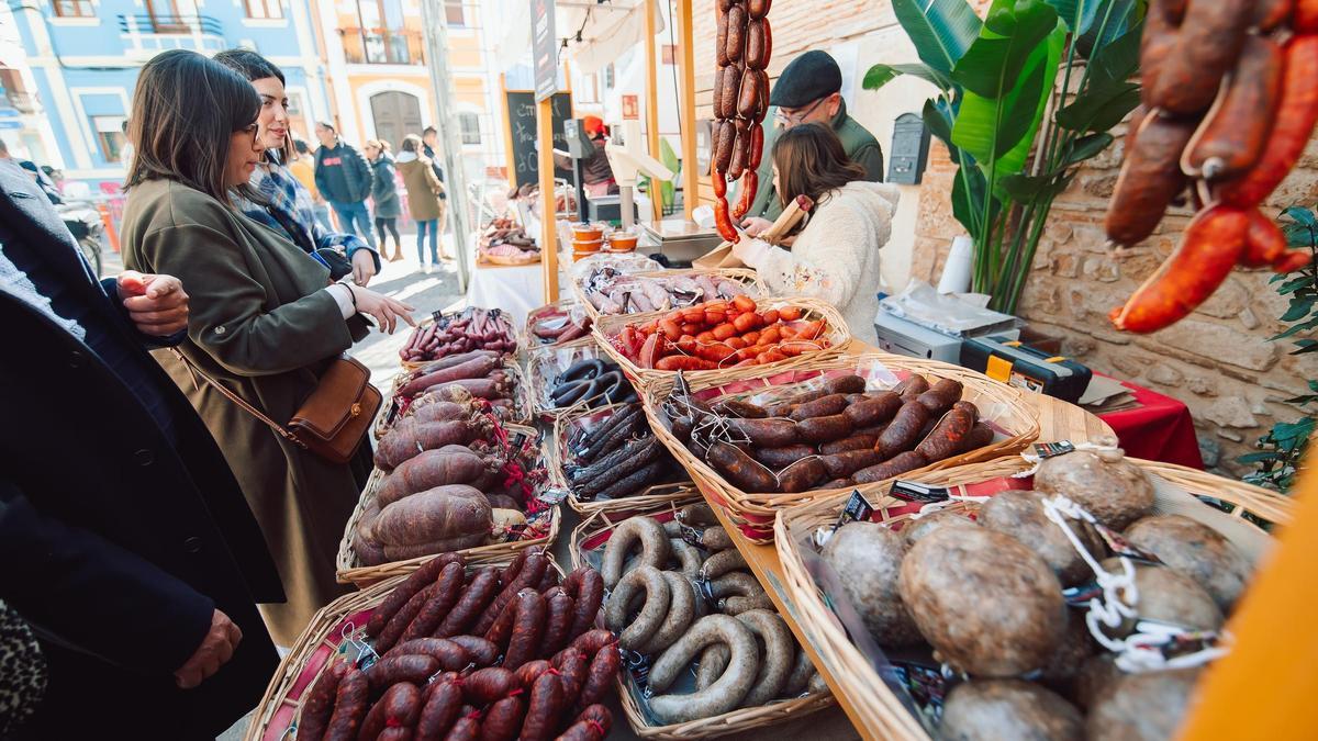 Los sabrosísimos productos de la feria del embutido de Els Magazinos