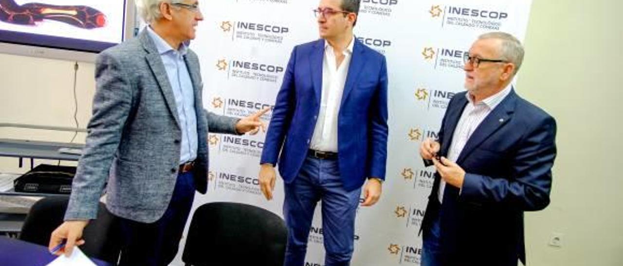 El presidente de Inescop y el director de la escuela italiana durante la formalización del convenio.