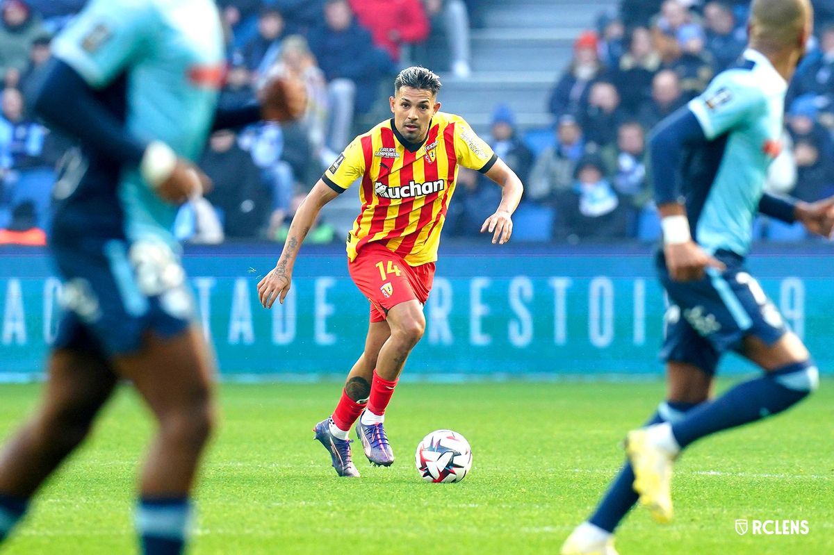 Facundo Medina conduciendo el balón en un partido entre RC Lens y Le Havre