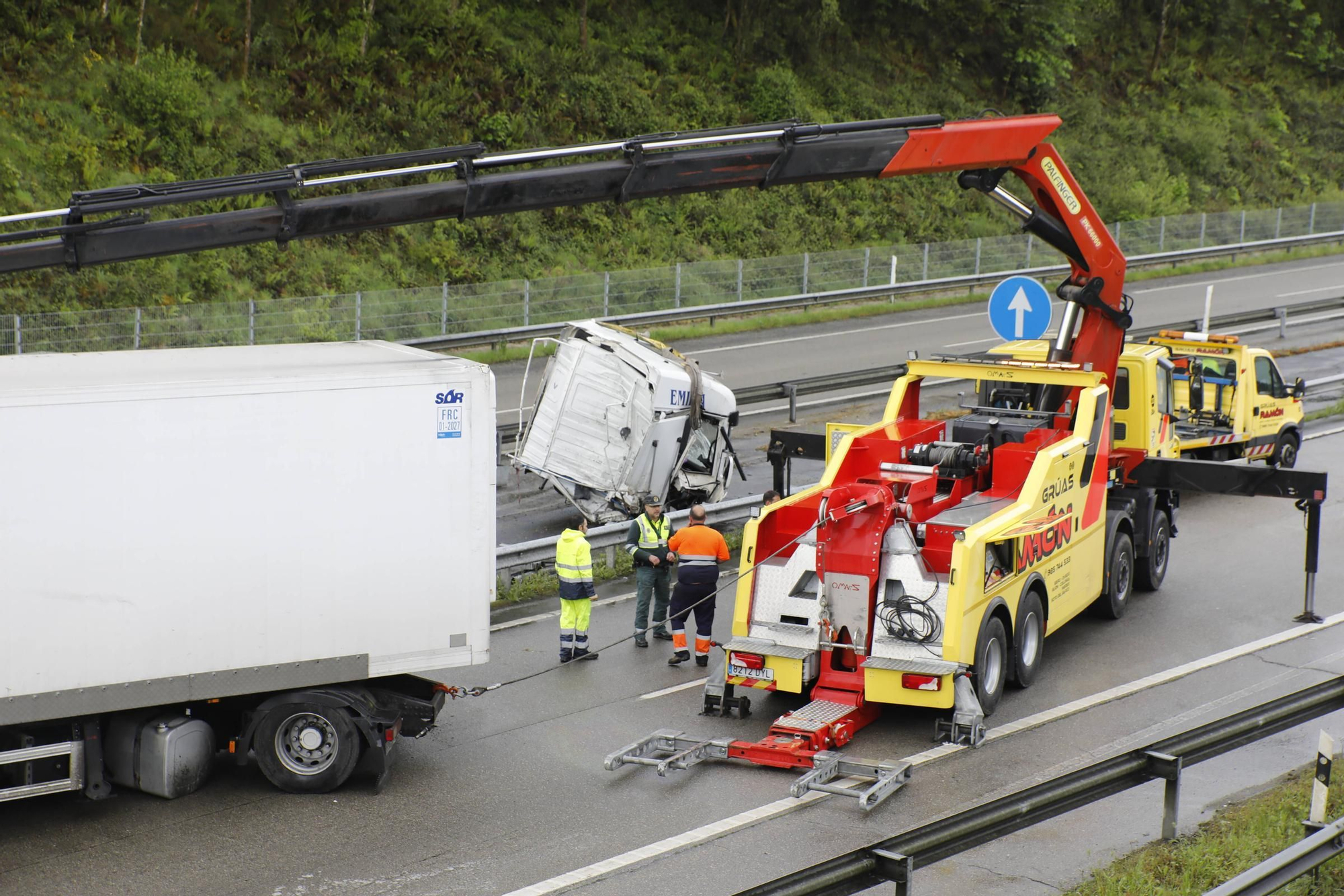 EN IMÁGENES: El brutal accidente de un camión en la A-64