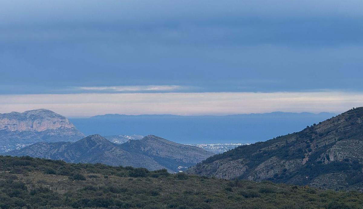 El perfil azulado de Ibiza