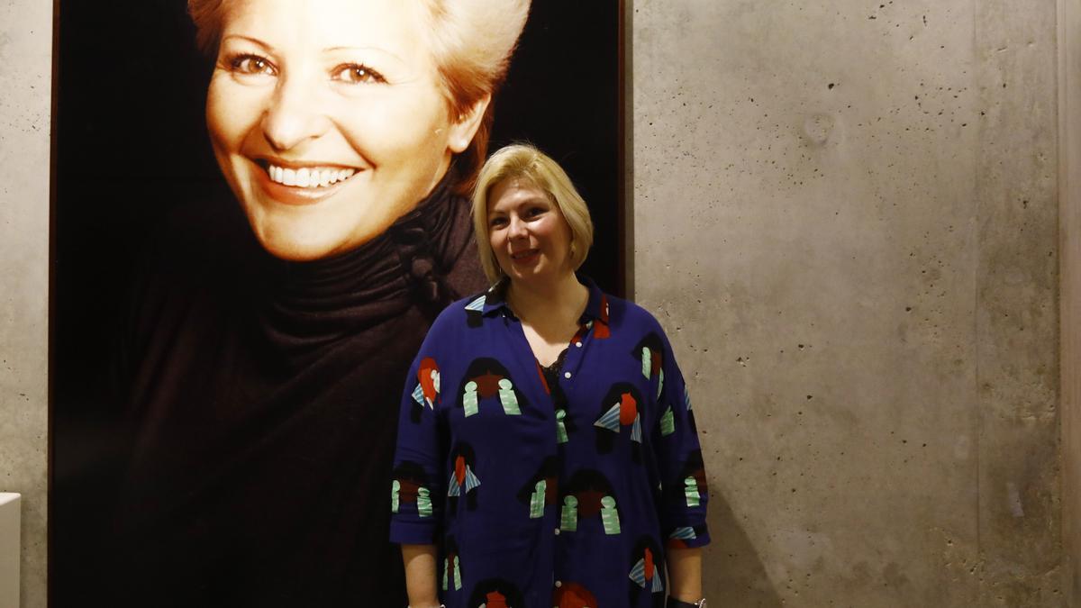 La soprano valenciana Maite Alberola, el pasado jueves en el Auditorio de Zaragoza junto a la imagen de su admirada Pilar Lorengar.