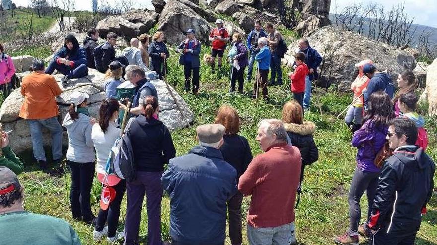 Los vecinos, reunidos ayer en el acto cultural en el Larouco. // FdV