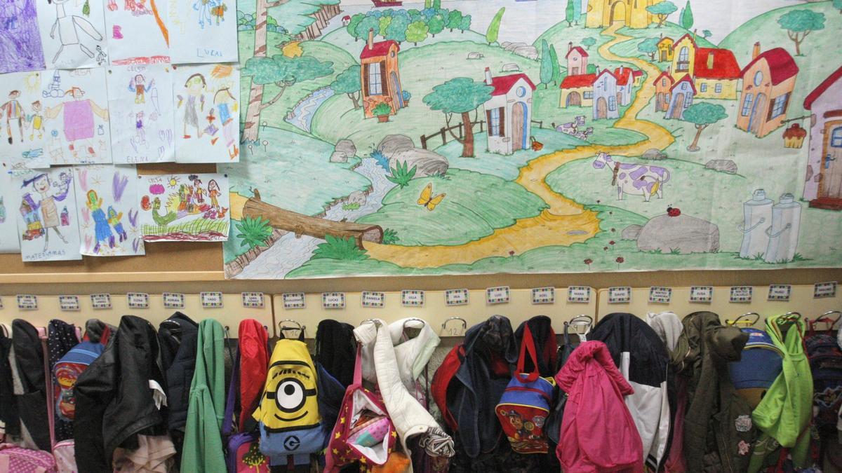 Enseres y dibujos en un aula de Educación Infantil.