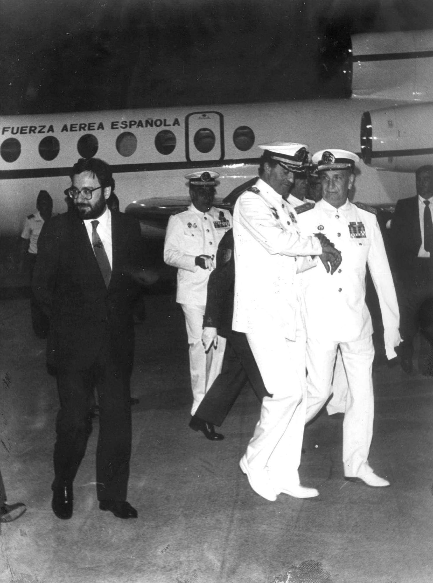El rey Don Juan Carlos (3º dcha) a su llegada al aeropuerto de Peinador (Vigo), acompañado de Narcis Serra, ministro de Defensa en 1983. Foto de A. Barreiro..jpg