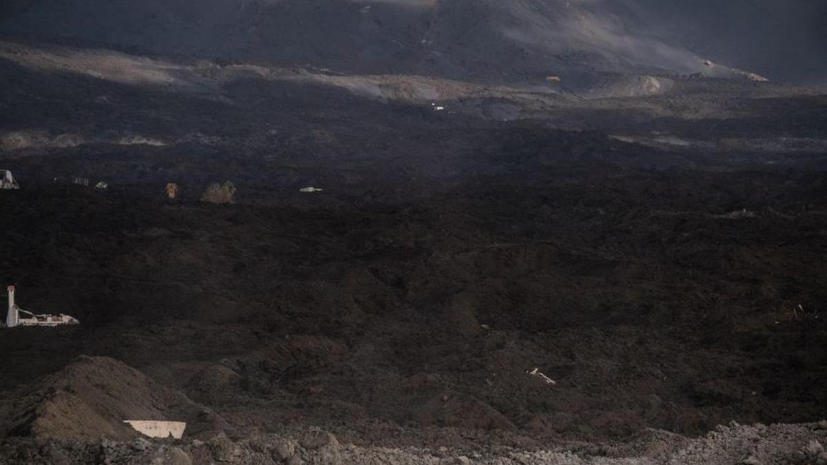 Obras de construcción sobre las coladas del volcán de Tajogaite. | |