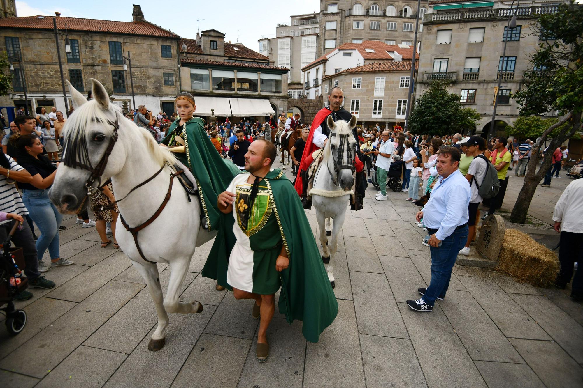 Cortesanos, bufones, damas y caballeros celebran el retorno de su señor: la Feira Franca anima Pontevedra