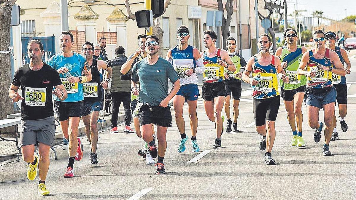 Un grupo de corredores por las calles de Castelló, durante su participación en el Marató bp de la edición del 2022.