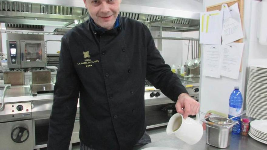 Andrés Lledías, preparando ayer crema de maíz.