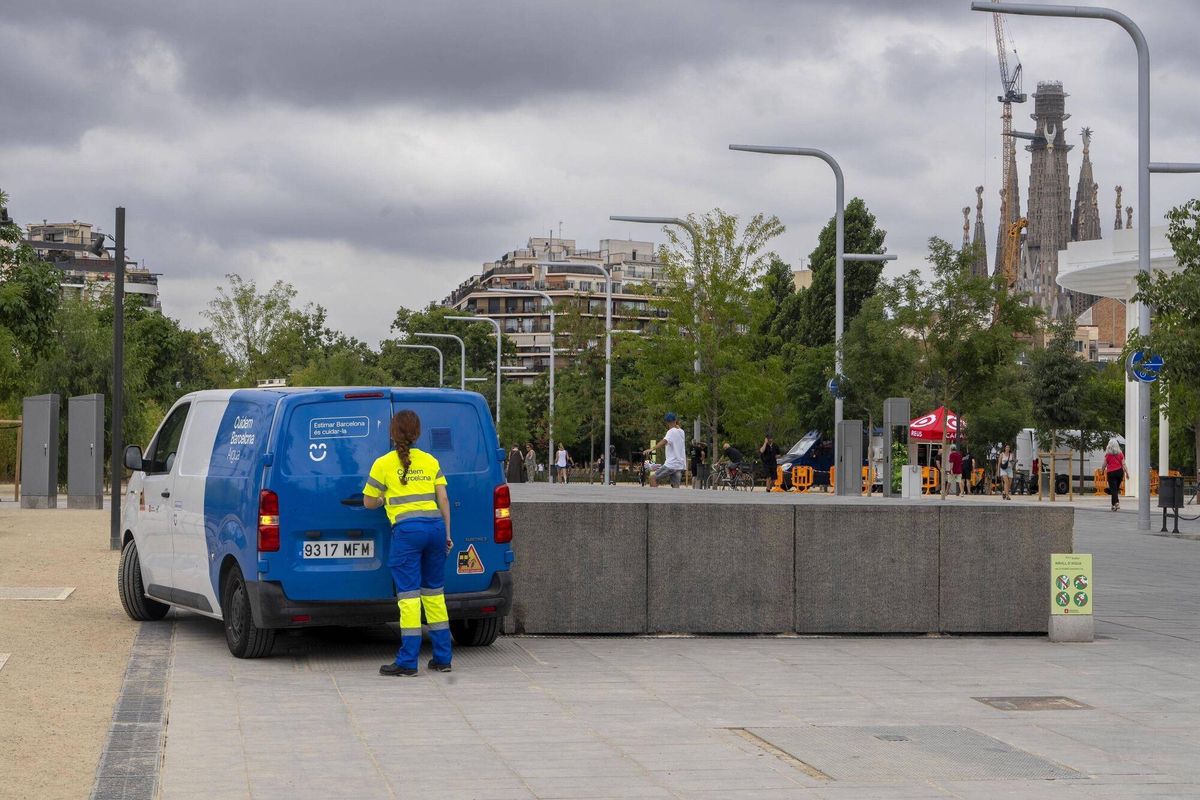 Una furgoneta del servicio municipal de cuidado de las fuentes, junto al 'Mirall d'aigua'.