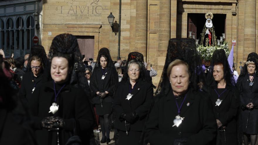 La Semana Santa de Oviedo enfila sus últimas horas al paso de la Dolorosa