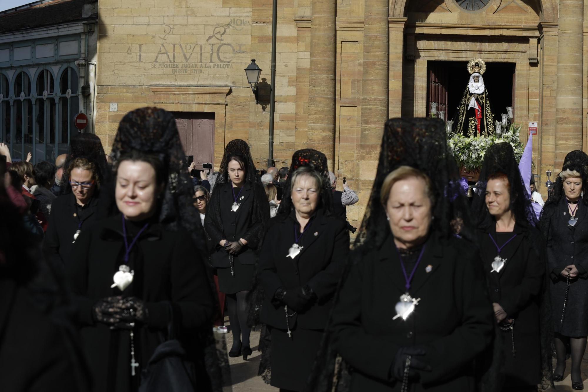 La Dolorosa atraviesa el Oviedo Antiguo: así fue la procesión de la Soledad