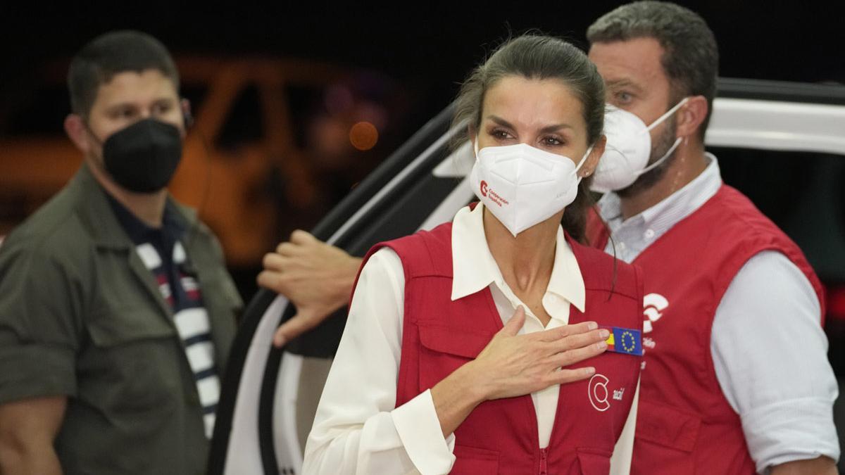 La reina Letizia llega a Paraguay con chaleco rojo de cooperación