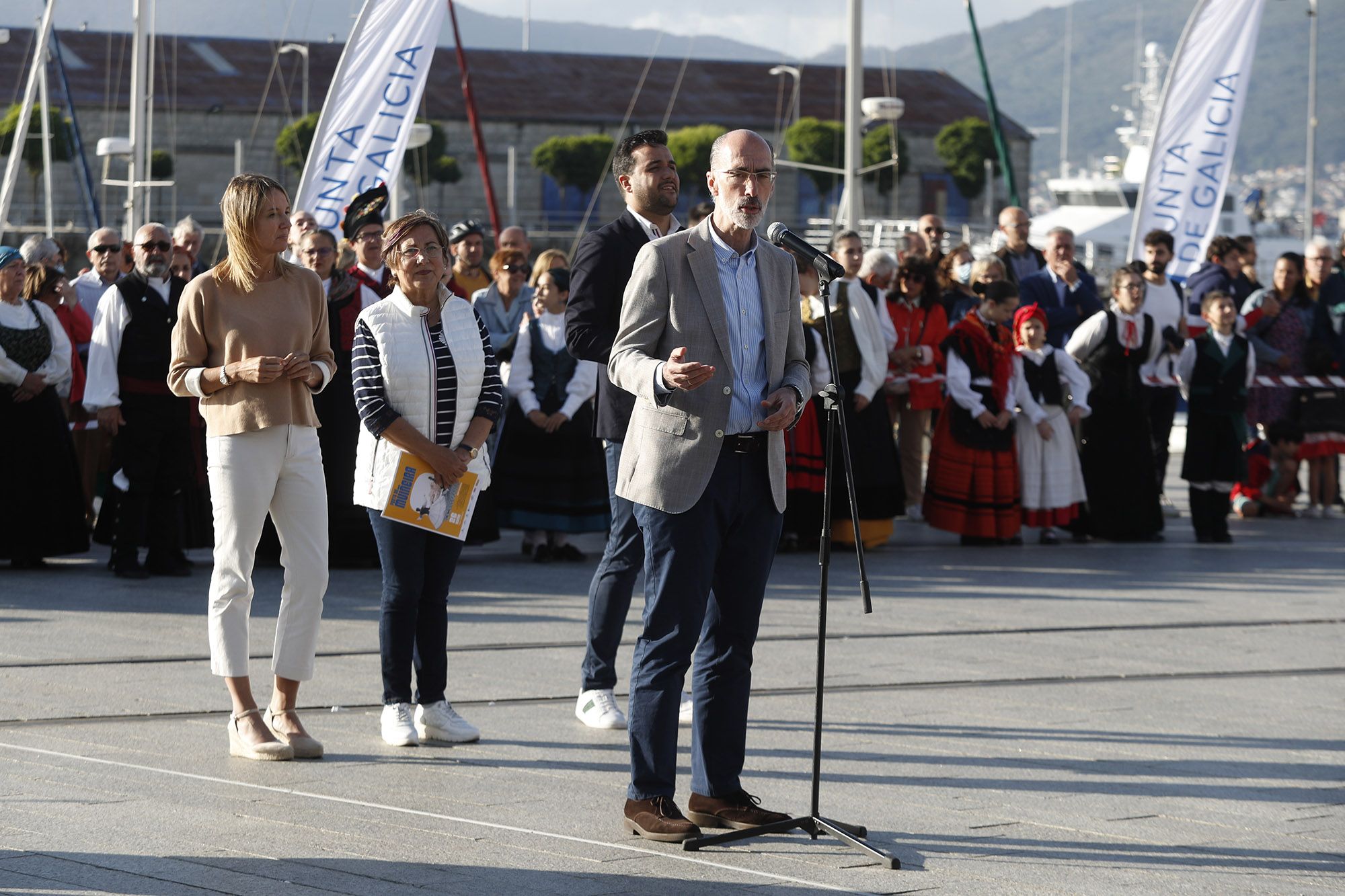 Bailarines y músicos durante la Festa da Muiñeira en el pase de As Avenidas