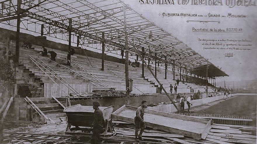 Construcción de la tribuna cubierta (1928). | FOTO KLARK / REPRODUCCIÓN DE M. FERNÁNDEZ.