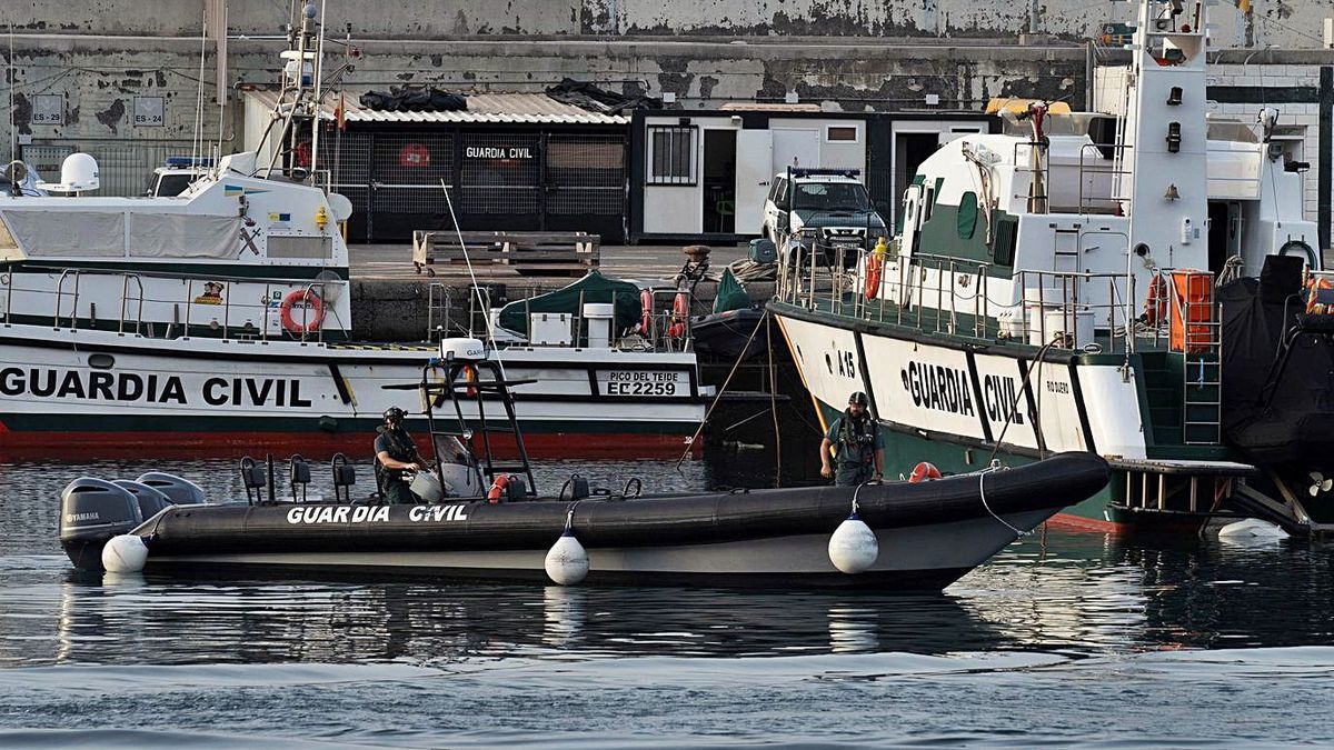 Especialistas de la Guardia Civil operan en el puerto santacrucero durante una jornada de búsqueda.