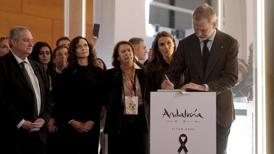 Los Reyes inauguran Fitur con una visita 'sorpresa' al pabellón de Andalucía y firman en el libro de condolencias
