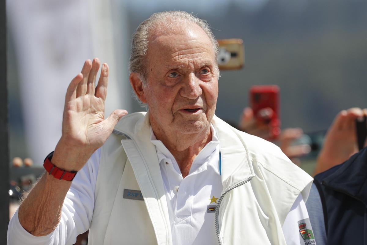 Juan Carlos I se da un baño de masas y planea volver a Sanxenxo en junio