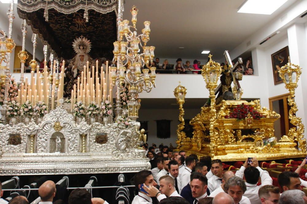 Las imágenes de la salida frustrada de la cofradía de la Misericordia, que tuvo que volverse nada más empezar su Jueves Santo a causa de la lluvia