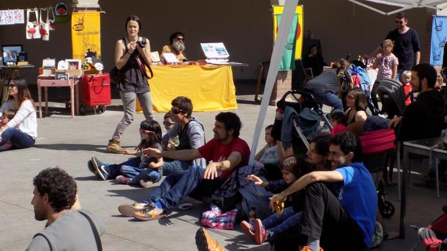 Públic assistent en una edició del mercat Somiatruites