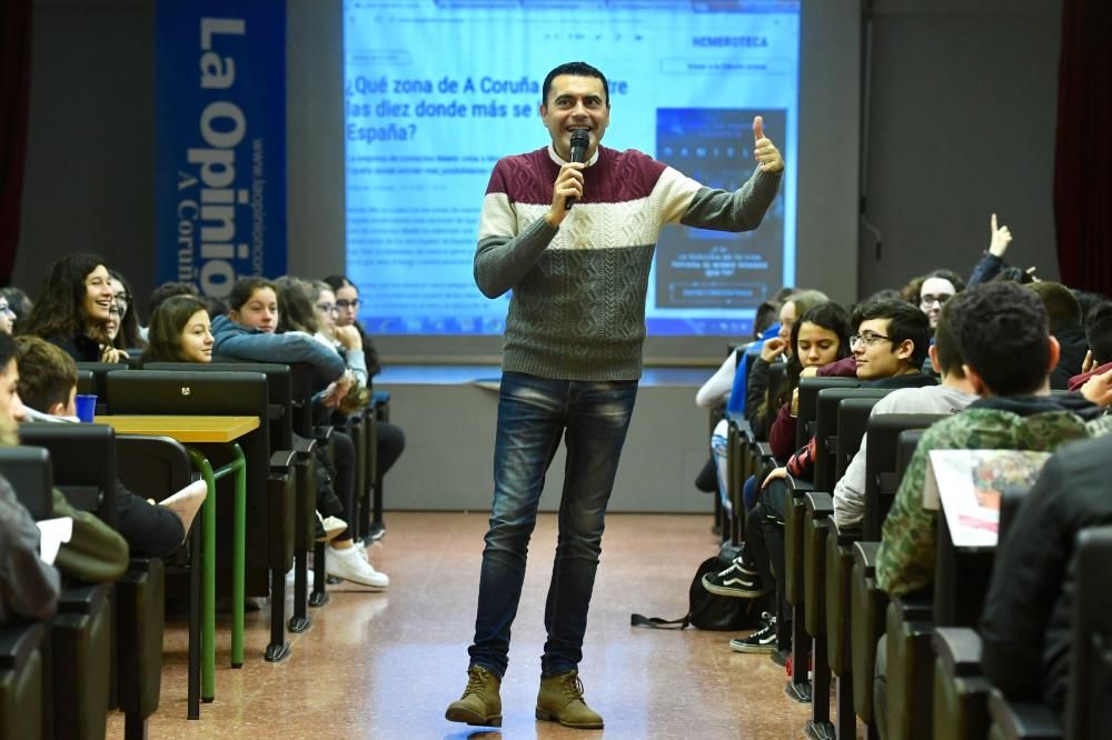 Alumnos de Secundaria de los IES Manuel Murguía y Pastoriza aprenden a diseñar un periódico digital.