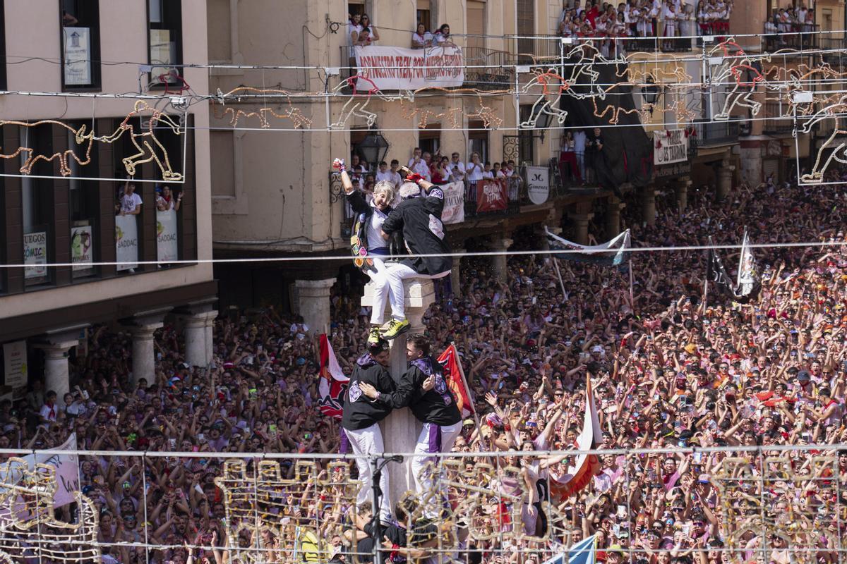 En imágenes | Teruel estalla con la puesta del panuelo al Torico