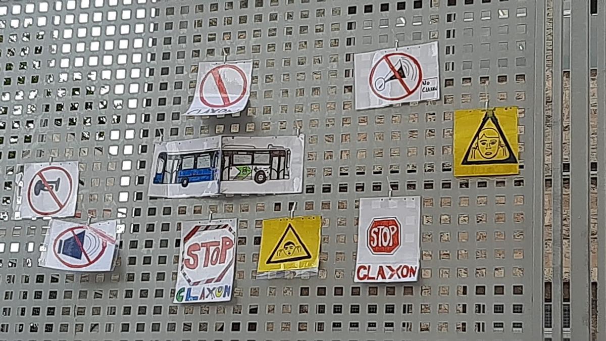 Mural realizado por los alumnos del CEIP Sant Jaume reclamando a los chóferes de la EMT que no utilicen el claxon