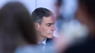 El PSOE resiste sin convicción para frenar la hemorragia electoral: “La situación es grave y puede que irreversible”