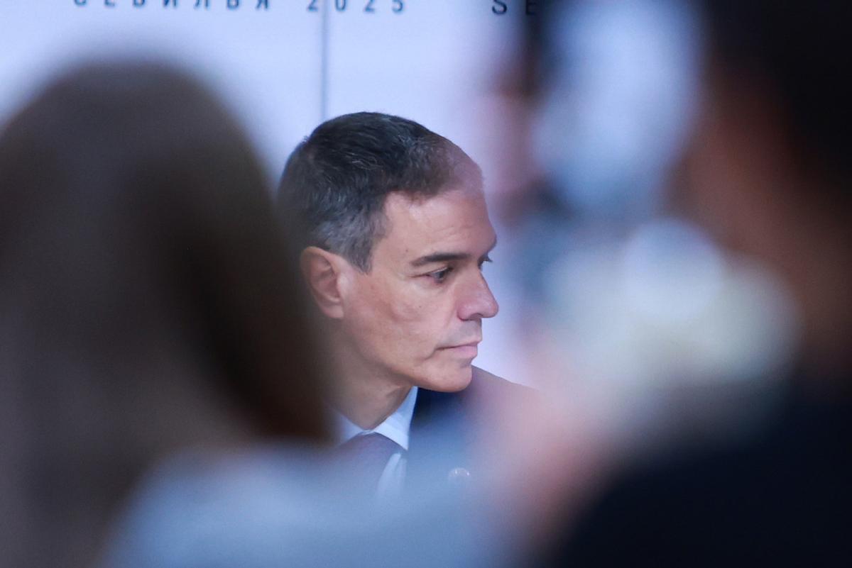 El PSOE resisteix sense convicció per frenar l’hemorràgia electoral: «La situació és greu i pot ser irreversible» El PSOE resisteix sense convicció per frenar l’hemorràgia electoral: «La situació és greu i pot ser irreversible»