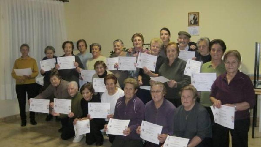 Los alumnos tras recibir sus diplomas acreditativos.