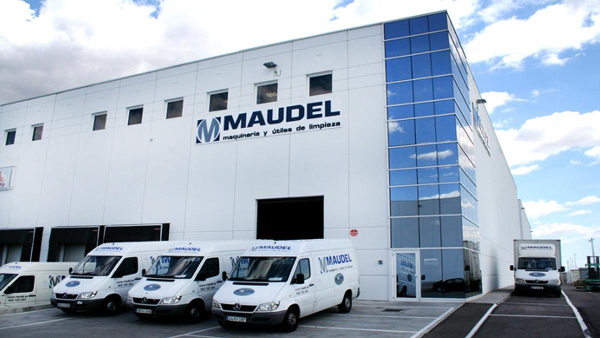 Exterior de una nave de Maudel, la firma adquirida por la porriñesa Darlim.