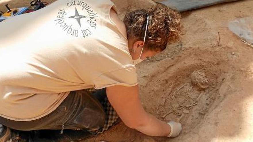 Imatges dels arqueòlegs treballant en les tombes del jaciment obertes fins ara