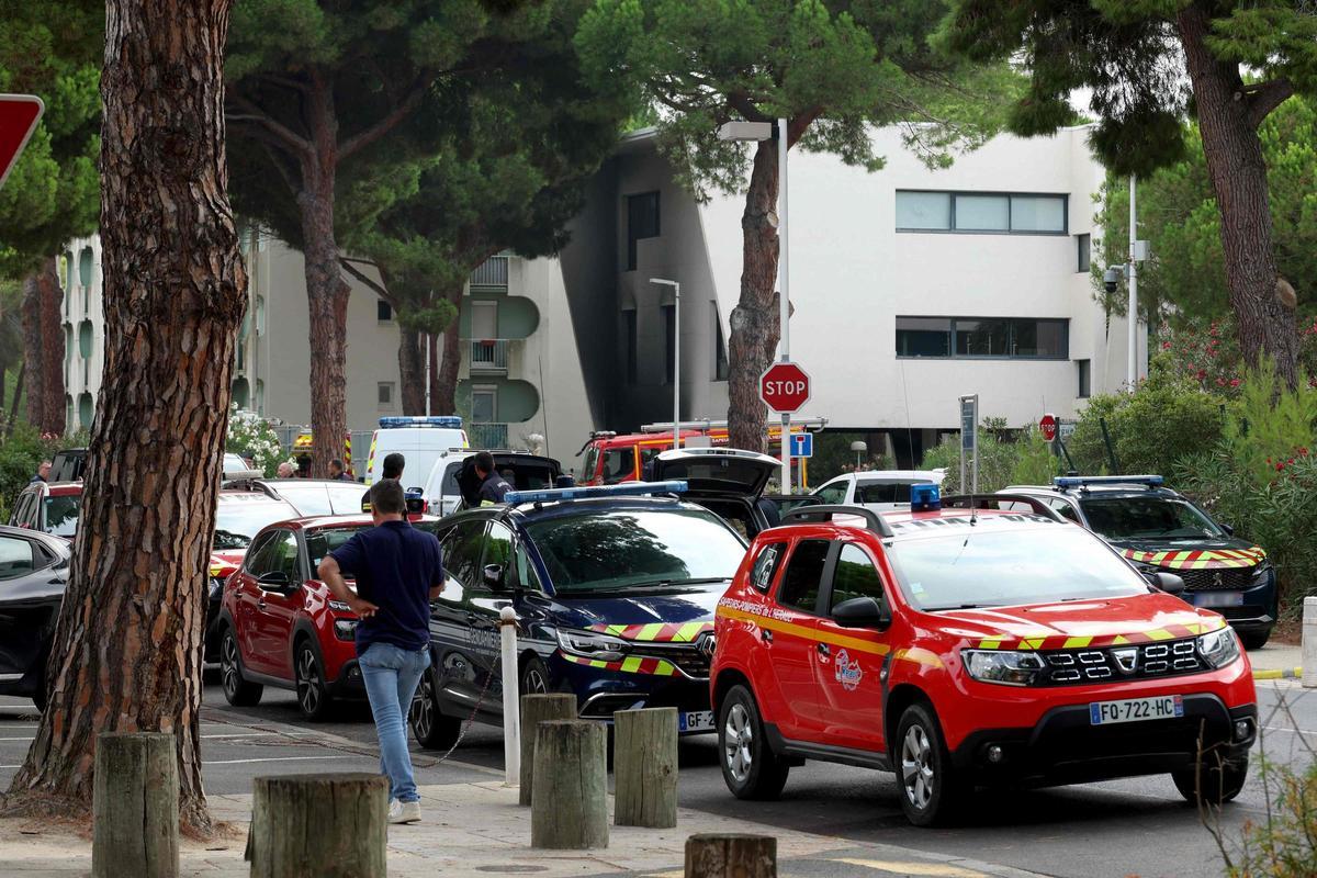 Policía y bomberos frente a la sinagoga atacada en Hérault, este sábado.