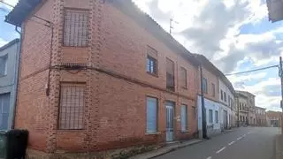 Una familia de Mallorca recupera la casa de sus ancestros en Morales de Rey tras cinco años de alquiler impagado
