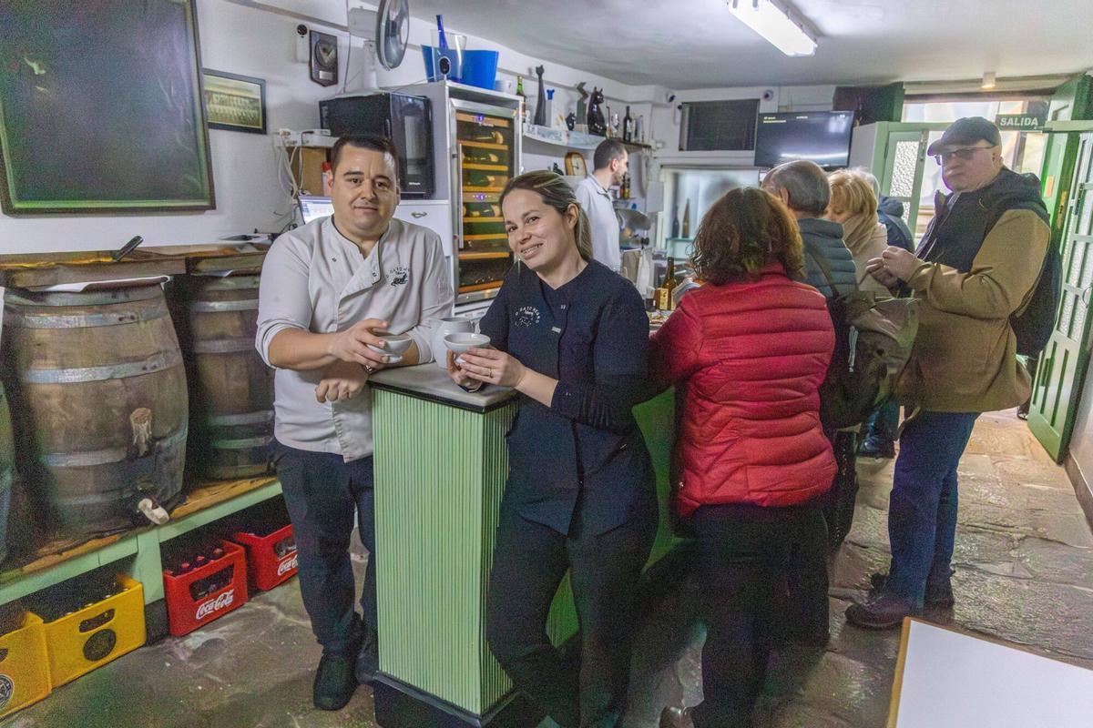 Xoán Costoya, en el interior de esta taberna centenaria.