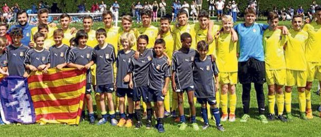 Las selecciones de Mallorca benjamín e infantil posan antes de jugar en el XVI Cerdanya Cup.