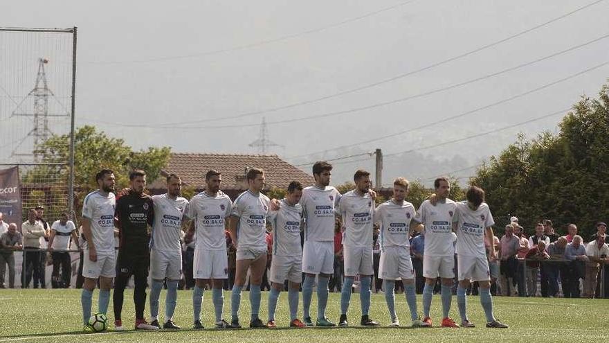 Los jugadores unionistas antes de comenzar el partido en Atios. // Brais Lorenzo