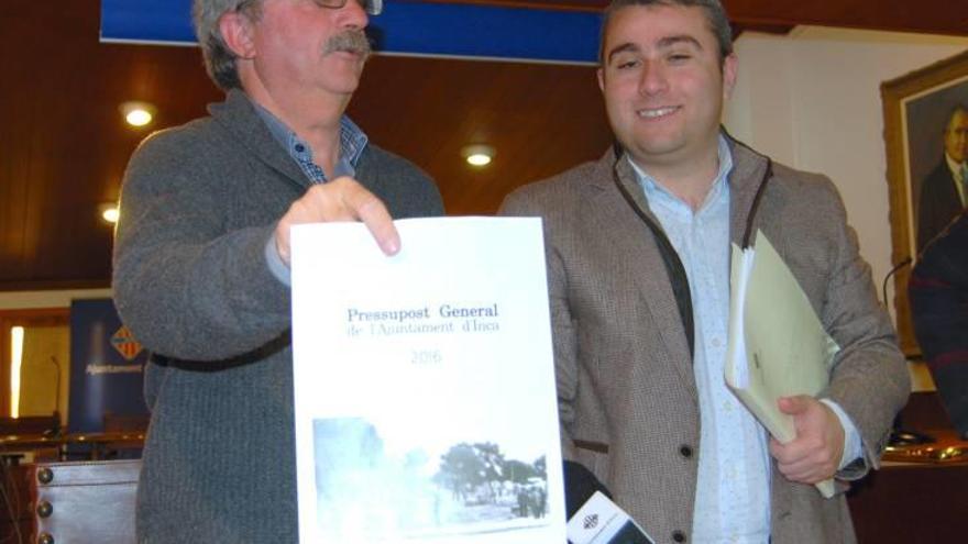 Ángel García, regidor de Hacienda, y Virgilio Moreno, alcalde de Inca.