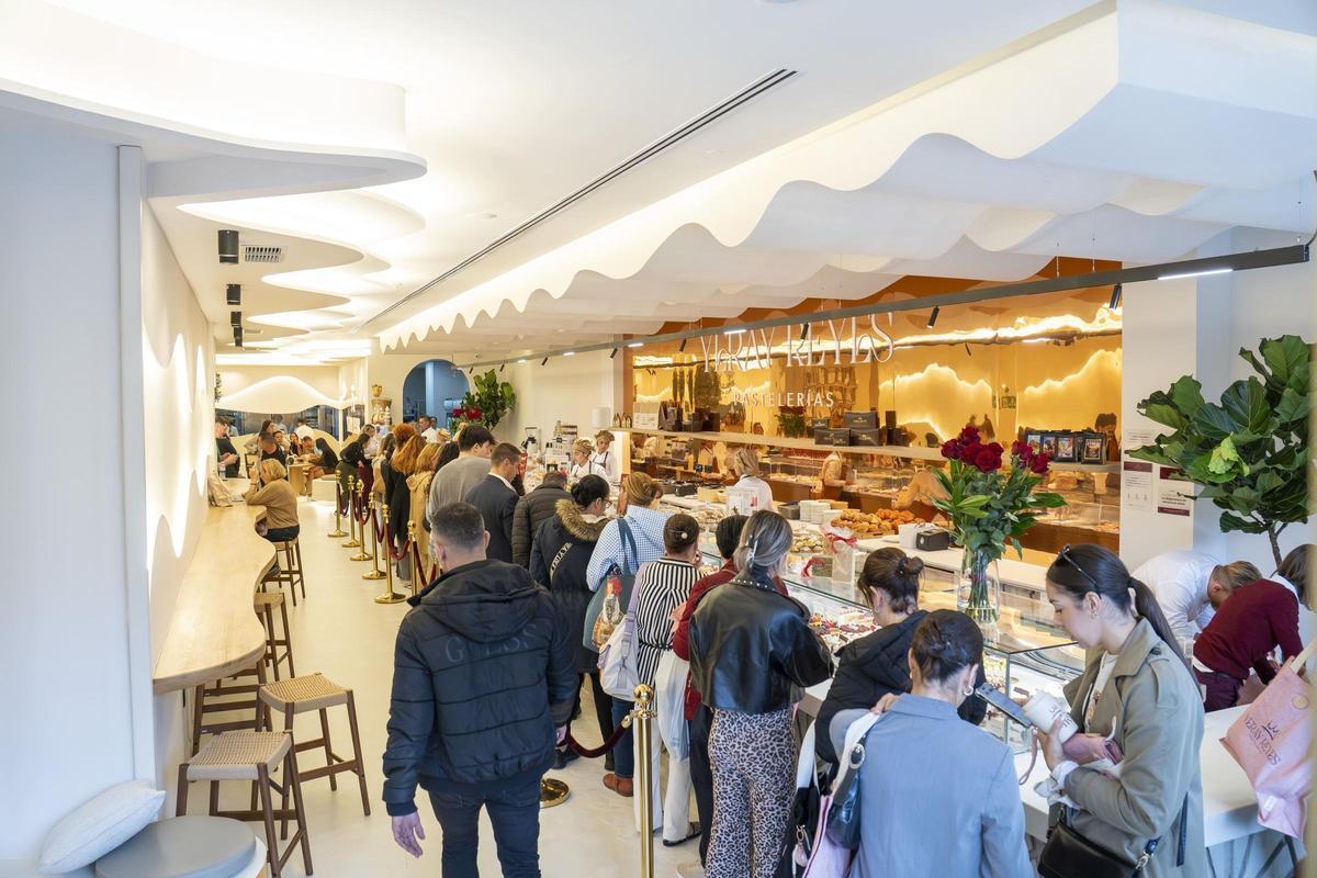 Interior del local, durante la inauguración.