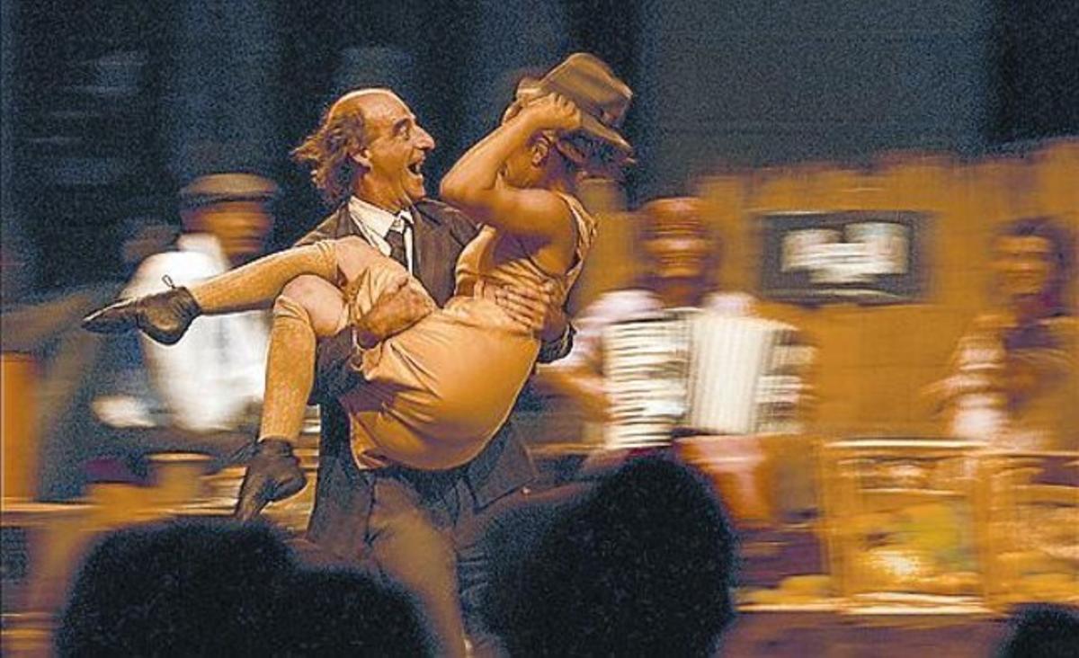 TRES ESCENES 3 A l’esquerra, imatge del teatre d’humor ’Pájaru’, que Pere Hosta oferirà demà al Centre. Adalt, un moment de l’espectacle que Circus Klezmer presentarà diumenge, també al Centre. I al costat d’aquestes línies, l’’embrionària’Sophie Kasse. TRES ESCENES 3 A l’esquerra, imatge del teatre d’humor ’Pájaru’, que Pere Hosta oferirà demà al Centre. Adalt, un moment de l’espectacle que Circus Klezmer presentarà diumenge, també al Centre. I al costat d’aquestes línies, l’’embrionària’Sophie Kasse.