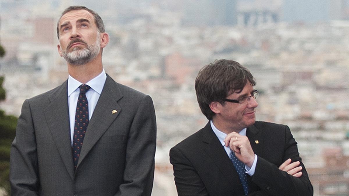 El rey Felipe VI junto a Carles Puigdemont en una imagen de archivo de julio del 2017.