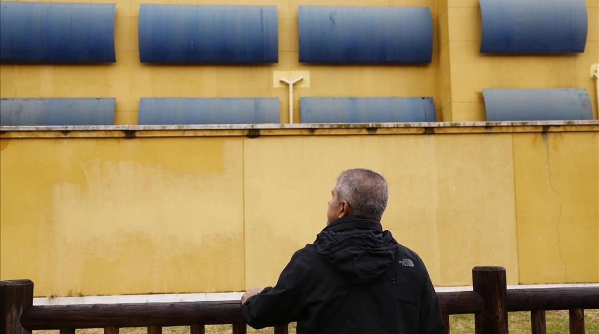 Wilson Sáchez, en la verja del CIE de Aluche, donde permaneció 14 días en el 2004.