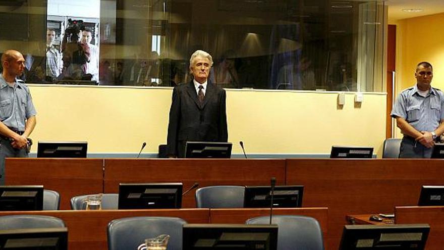 El ex líder serbobosnio Radovan Karadzic, es fotografiado antes de comenzar su comparecencia ante los jueces del Tribunal Penal Internacional para la antigua Yugoslavia (TPIY) en La Haya, Holanda, hoy 31 de julio de 2008.