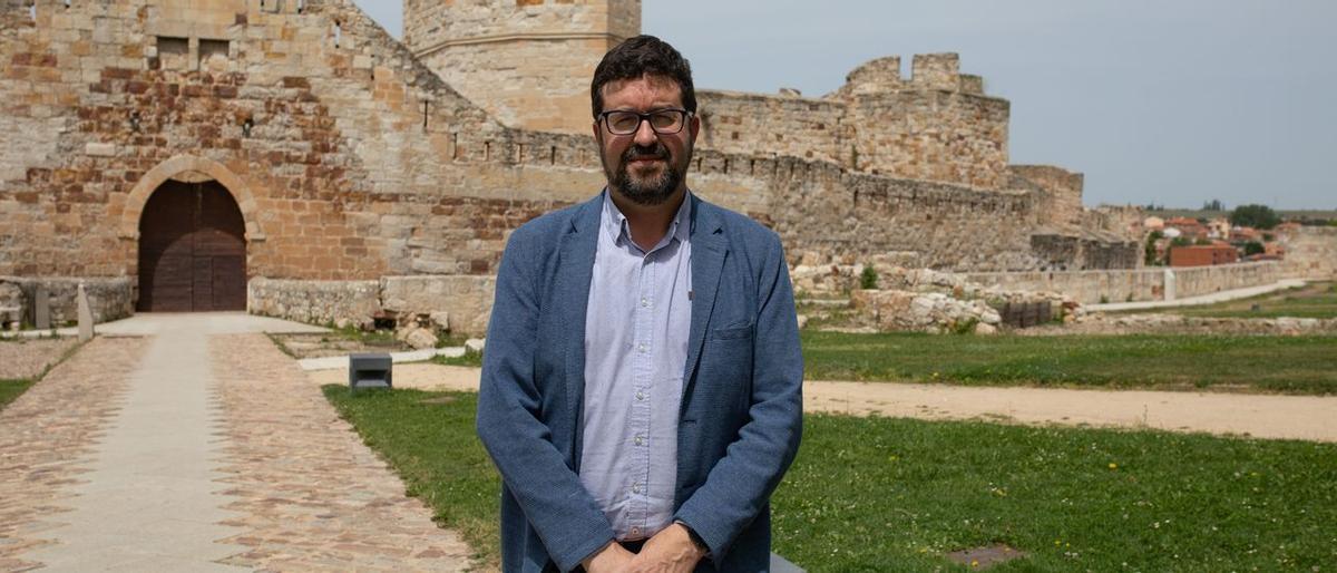 El secretario de Estado de Empleo y Economía Social, Joaquín Pérez Rey, junto a la Catedral de Zamora.