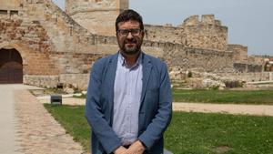 El secretario de Estado de Empleo y Economía Social, Joaquín Pérez Rey, junto a la Catedral de Zamora.