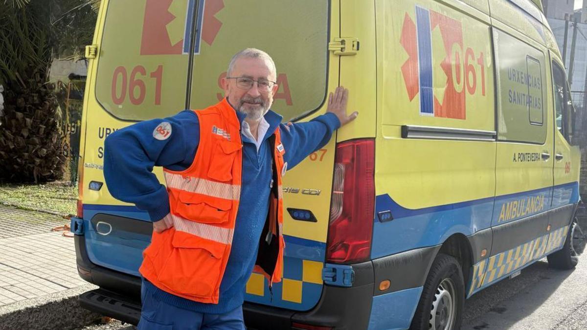 Camilo Cores junto a una ambulancia el día de su jubilación.