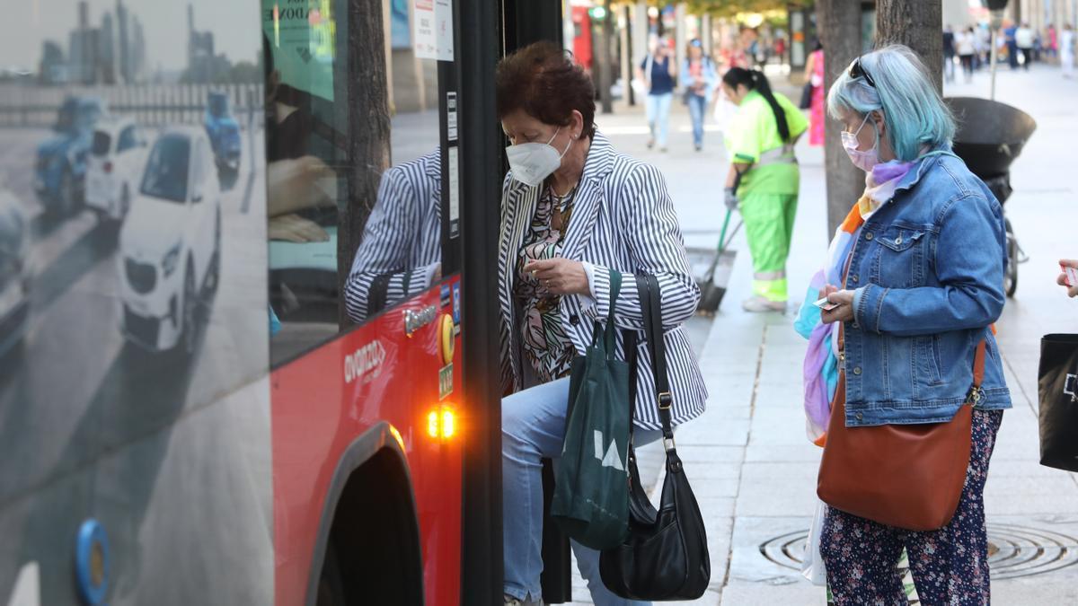 Dos mujeres entran al bus urbano de Zaragoza con mascarilla.