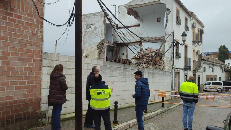 Cortada la calle Santo Domingo Henares de Baena tras el derrumbe de una vivienda