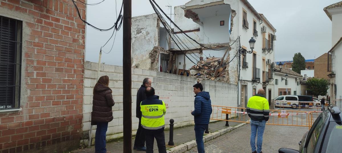 Técnicos municipales inspeccionan el exterior de la vivienda que se ha derrumbado en Baena.