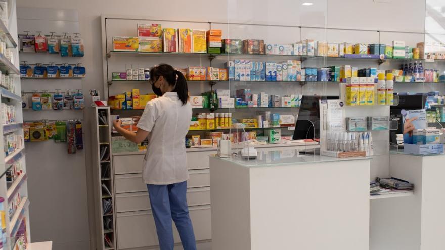 Los farmacéuticos, unos profesionales que van más allá de dispensar medicamentos